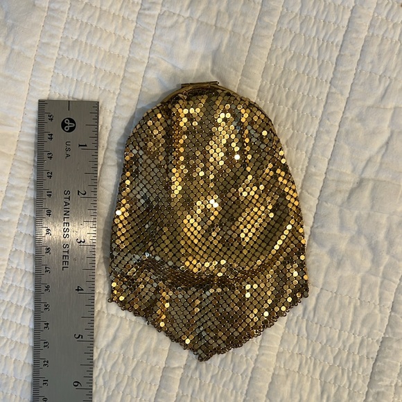 Gold and Black Vintage Art Deco clutch. Secret Compact with Sequin Pouch. - Picture 9 of 10